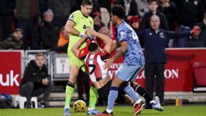 VIDEO | Dibu Martínez brilló en la victoria del Aston Villa y protagonizó un tenso cruce con un jugador