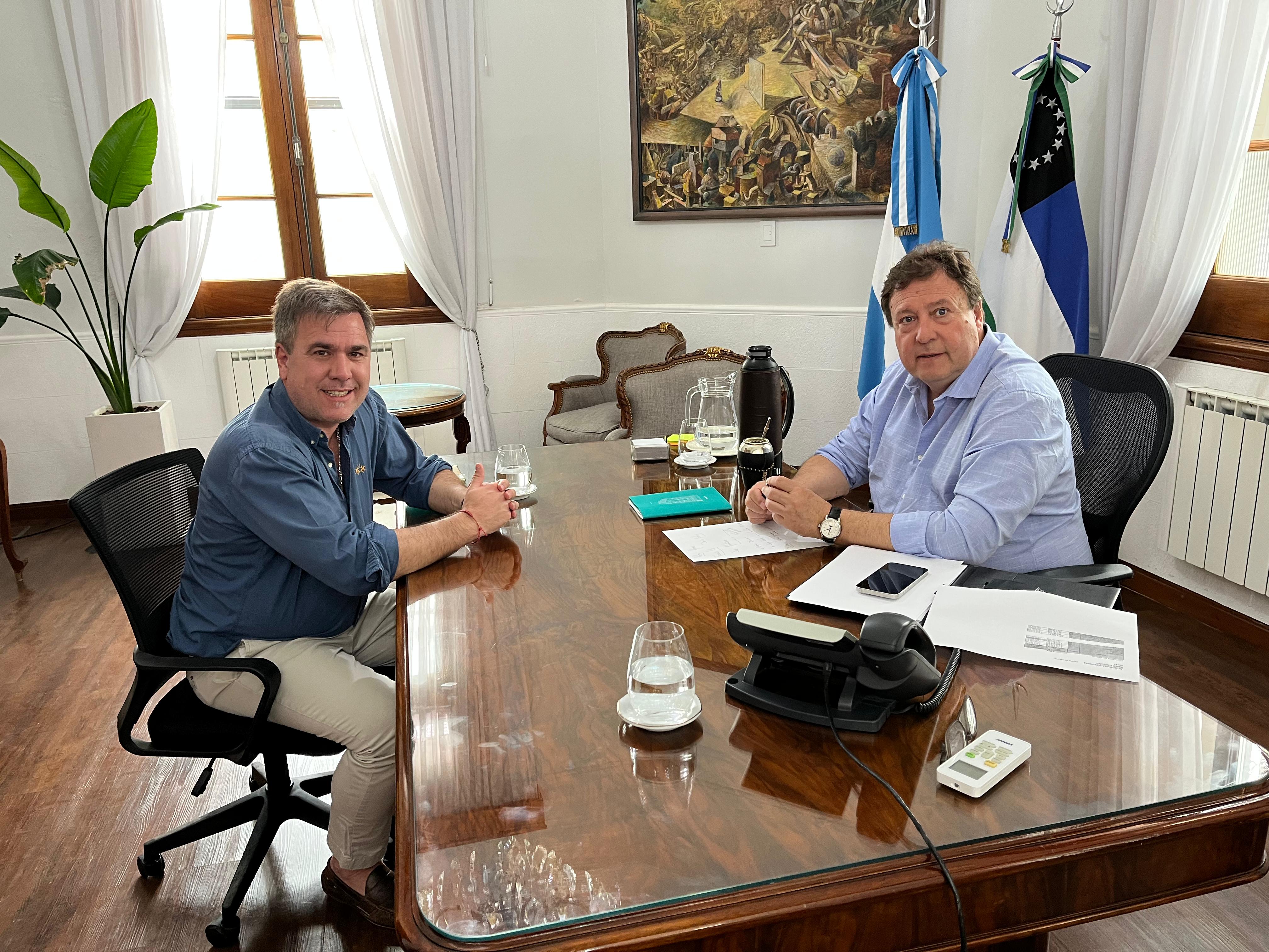 El gobernador, Alberto Weretilneck, en una de las reuniones de esta mañana, con el intendente de El Bolsón, Bruno Pogliano.