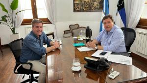 Primer lunes de Weretilneck: con quién se reunió y a qué le prestó atención al momento de firmar