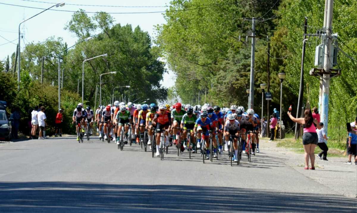 Los ciclistas hoy viajarán hasta Chichinales en la tercera etapa de l Vuelta al Valle. (Foto: Mario Villasuso)