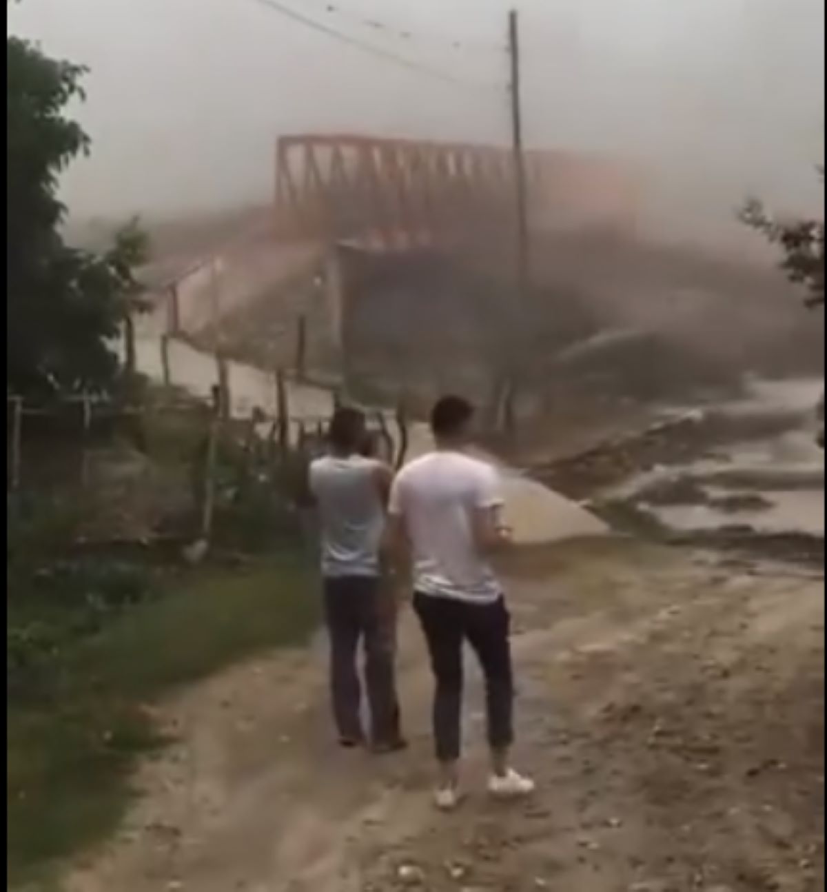 Vecinos de Catamarca filmaron el momento en que la crecida del río de Rincón arrastra un puente peatonal. No hubo víctimas ni heridos.