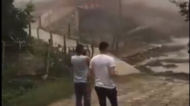 Vecinos de Catamarca filmaron el momento en que la crecida del río de Rincón arrastra un puente peatonal. No hubo víctimas ni heridos.