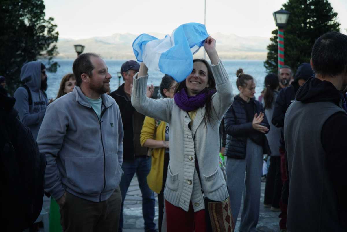 En Bariloche, también se manifestaron en rechazo al DNU de Milei. Fotos Marcelo Martínez.