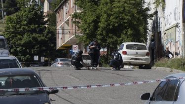 Policías de la Brigada de Criminalística trabajaron esta mañana de jueves en el sitio donde sucedió el homicidio de la mujer, en la calle Rivadavia, en Bariloche. (Foto: Marcelo Martinez / Patagonia)