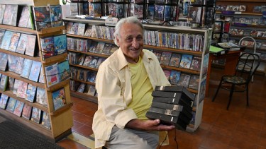 Carlos Suez abrió el videoclub Zonic hace 39 años. Foto: Chino Leiva