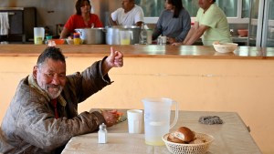 Murió un hombre en situación de calle que vivía en su auto: cómo funcionan los dispositivos de contención en Bariloche