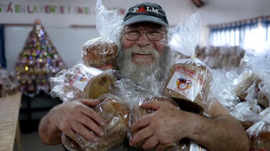 Nicolás Martínez elabora el pan dulce solidario desde hace 29 años. Foto: archivo