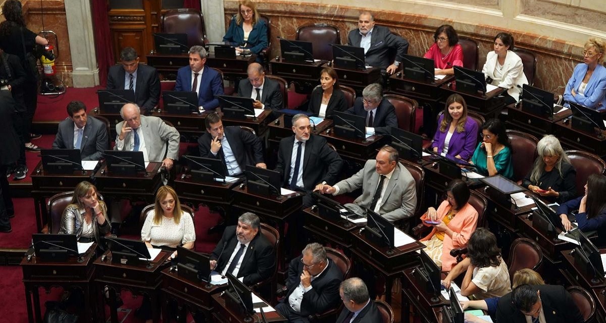 El bloque de Unión por la Patria en el Senado, con los rionegrinos Martín Doñate y Silvina García Larraburu, y los neuquinos Oscar Parrilli, Silvia Sapag y Lucila Crexell. 
