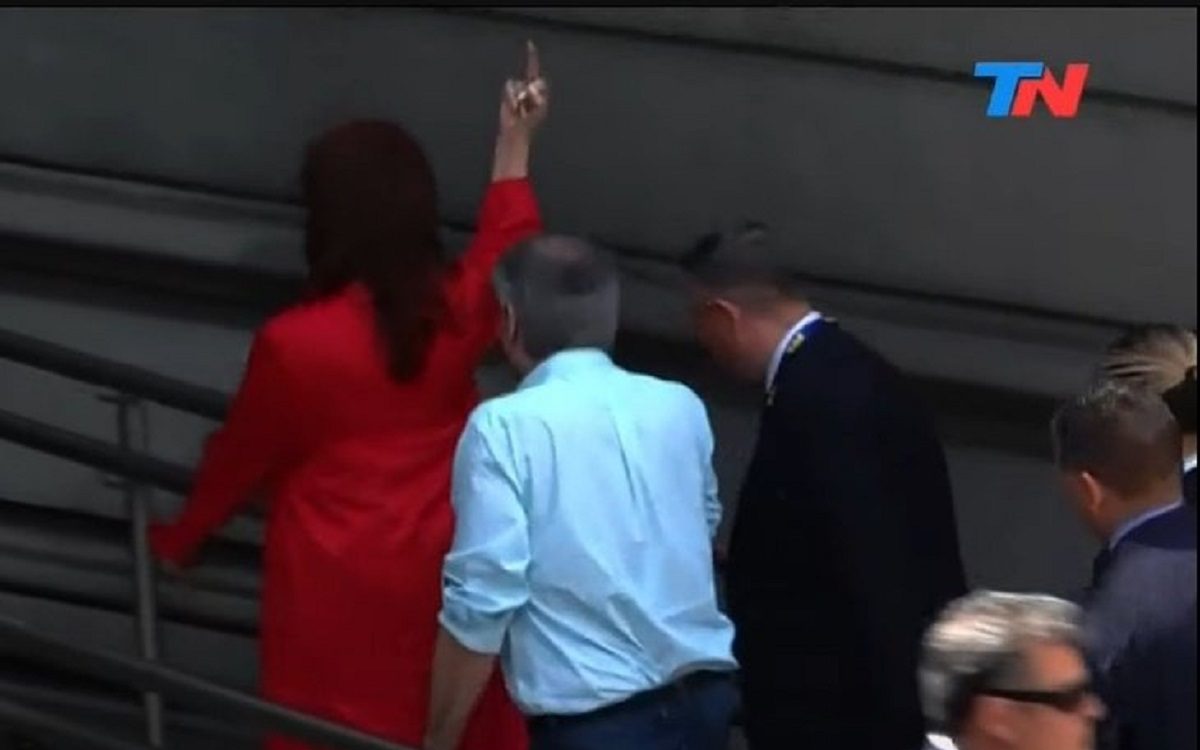 Cristina Kirchner hizo "fuck you" a los opositores que estaban en el Congreso.-