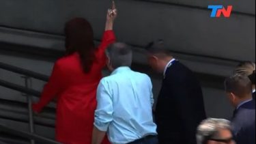 Cristina Kirchner hizo "fuck you" a los opositores que estaban en el Congreso.-