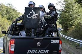 Personal del Grupo COER, y efectivos de las comisarías 27, Segunda y 42 intervinieron este jueves en los allanamientos en Bariloche. (foto de archivo)