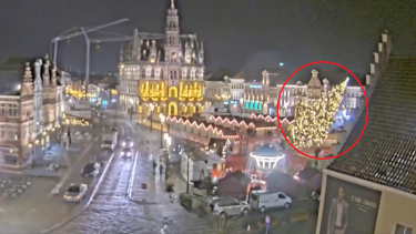 Un árbol de Navidad colapsó en Bélgica y mató a una persona. Foto: captura de pantalla del video. 