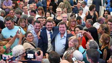 Rodrigo Buteler junto a Alberto Weretilneck al finalizar el acto de asunción. Foto: Florencia Salto. 