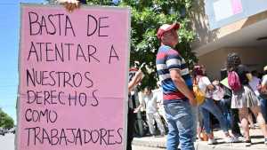 Trabajadores municipales de Cipolletti reclamaron por despidos durante la asunción de Rodrigo Buteler