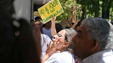 Trabajadores municipales reclamaron por el cese de contratos durante el acto de asunción de Buteler. Foto: Florencia Salto