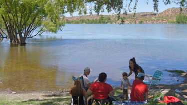 Sombra y río en la Isla Jordán: combo ideal para los días con altas temperaturas. (Florencia Salto)