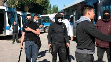 Enfrentamiento en la base de Cipolletti, donde hay un bloqueo que dejó sin  servicio de colectivos a Neuquén. Foto: Matías Subat 