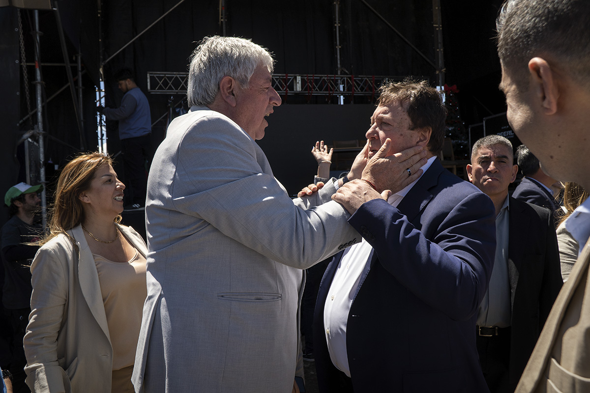 Walter Cortés asumió como intendente de Bariloche y presentó a Alberto Weretilneck como su "amigo", que estuvo en primera fila. Foto: Marcelo Martinez