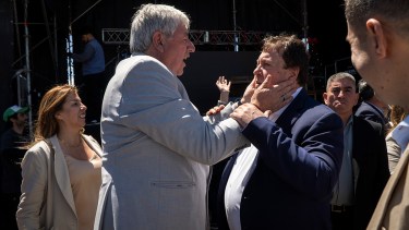 Walter Cortés asumió como intendente de Bariloche y presentó a Alberto Weretilneck como su "amigo", que estuvo en primera fila. Foto: Marcelo Martinez