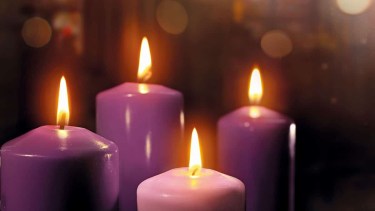 La Iglesia Católica celebra con el color morado el primer domingo de Adviento.-