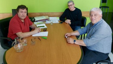 Alberto Weretilneck junto a Horacio Zúñiga y Fabián Galli, discutieron estrategias para abordar la emergencia económica y fortalecer el desarrollo industrial en Río Negro. Foto X @weretilneck.