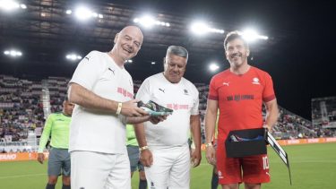 Infantino, Tapia y Domínguez compartieron cancha en el partido "leyendas Conmebol".