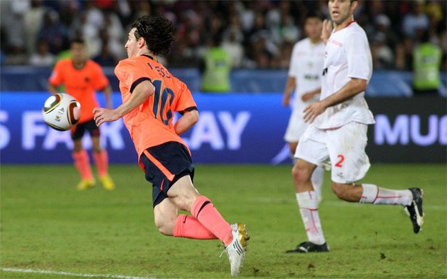 Lionel Messi puso el 2-1 para el Barcelona con un gol de pecho en la final del Mundial de Clubes de 2009.