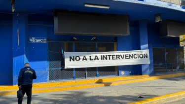 La Bombonera amaneció con mensajes en contra de la oposición liderada por Mauricio Macri.