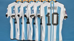 Subastaron las camisetas que Messi uso en el Mundial de Qatar en una cifra millonaria