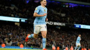 Julián Álvarez volvió a convertir en la victoria del Manchester City en la Premier League