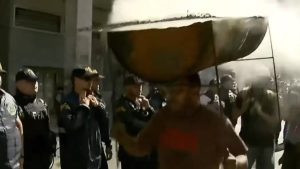 Insólito: un hombre cruzó una fila policial con una parrilla en la cabeza durante la marcha piquetera