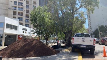 El montículo de puzolana fue removido del paso vial y se trabajaba en la colocación del material hoy en la diagonal (foto Matías Subat)