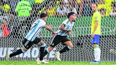 Maracanazo. Nico Otamendi ya ganó de arriba y dejó a Brasil sin su histórico invicto.