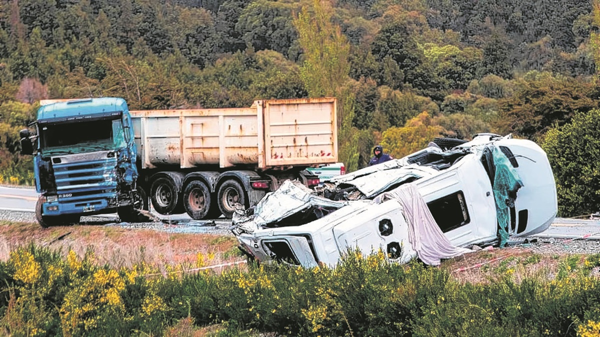 La colisión ocurrió el 11 de noviembre pasado, sobre el tramo de la Ruta 40 que une Villa La Angostura y Bariloche: seis turistas y el chofer de la combi murieron. Foto Archivo.