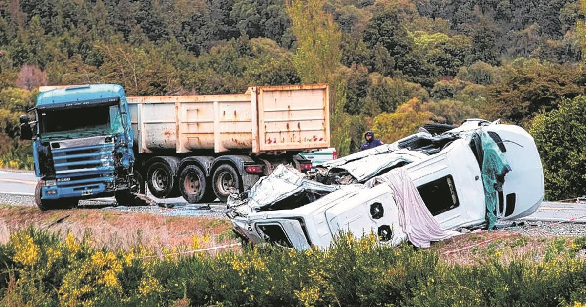 Investigan si hubo un tercer vehículo en la tragedia de la Ruta 40, entre Villa La Angostura y Bariloche thumbnail