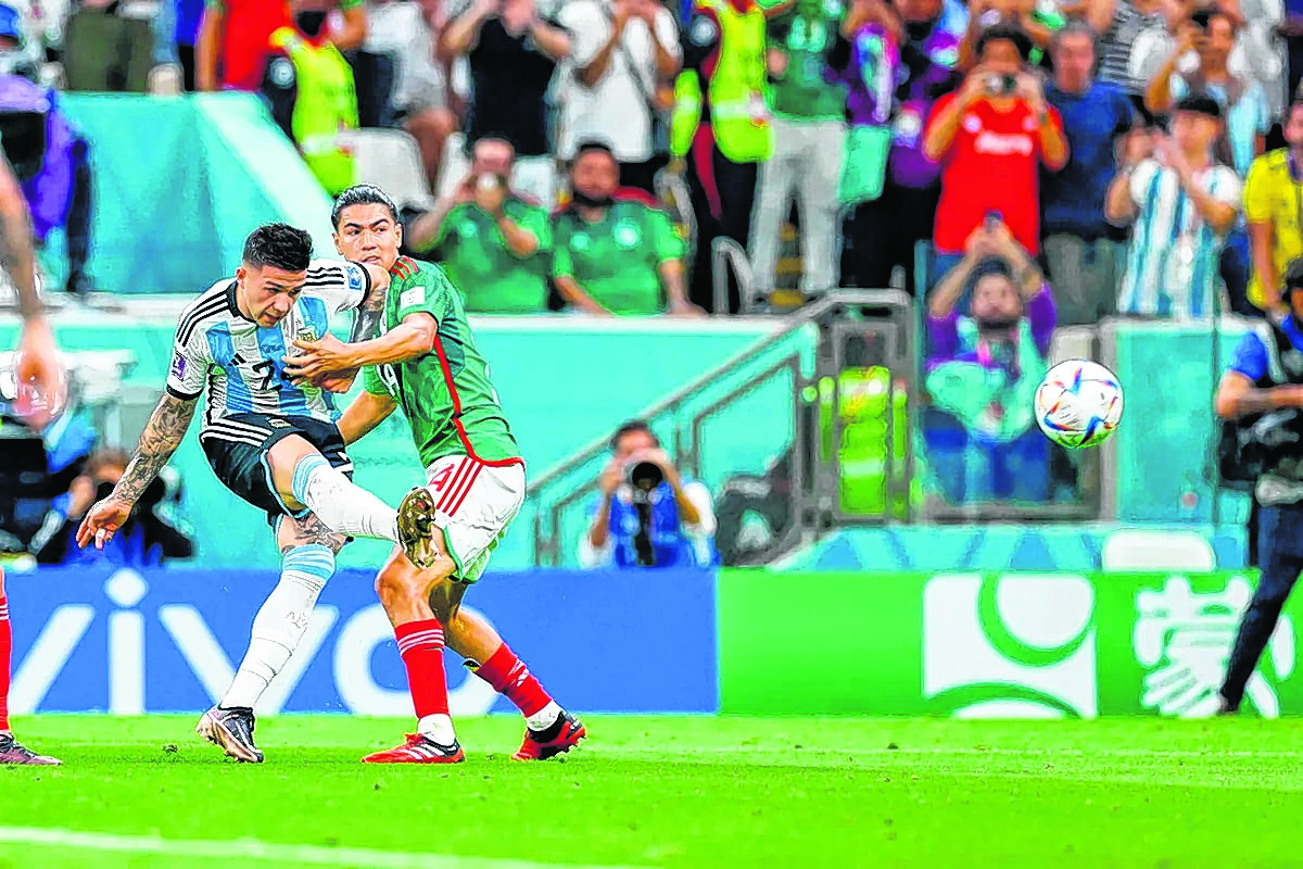 Definición de crack. Enzo Fernández abre el pie derecho para marcar ante México.