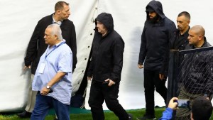 Quién es el misterioso hombre de gorra y barba que acompaña a Javier Milei a todos lados