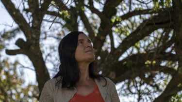 Virginia Schuvab, autora barilochense del poemario “Cuerpas en riesgo”.