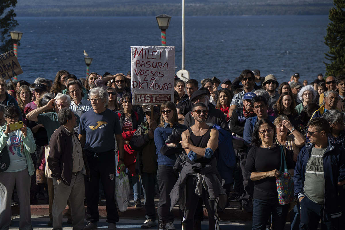 La protesta en Bariloche se concentró en discursos y una propuesta de realizar asambleas para definir acciones. Foto: Marcelo Martinez