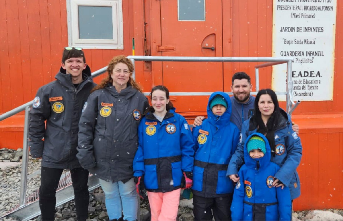 Se graduaron en la Antártida y cuentan sus experiencias educativas de ciencia y soberanía. Crédito: Télam.