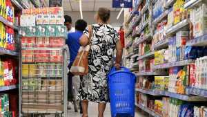 La venta en supermercados sigue cayendo: bajó un 13,8% interanual en enero