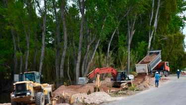 El río Limay resiste el avance de la ciudad para hacer negocios inmobiliarios