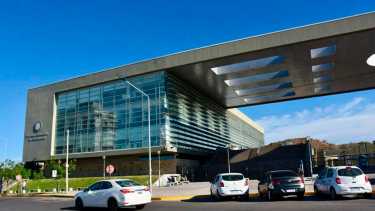 La audiencia se realizó a puertas cerradas y unos pocos padres se concentraron en la Ciudad Judicial. La mayoría siguió las alternativas dentro de la sala. (Matías Subat)