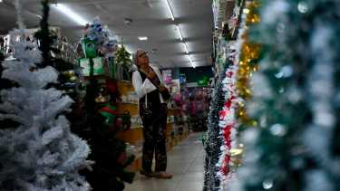 En total, comprar un pinito y adornos puede salir 25 mil pesos o más. Foto: Matías Subat.