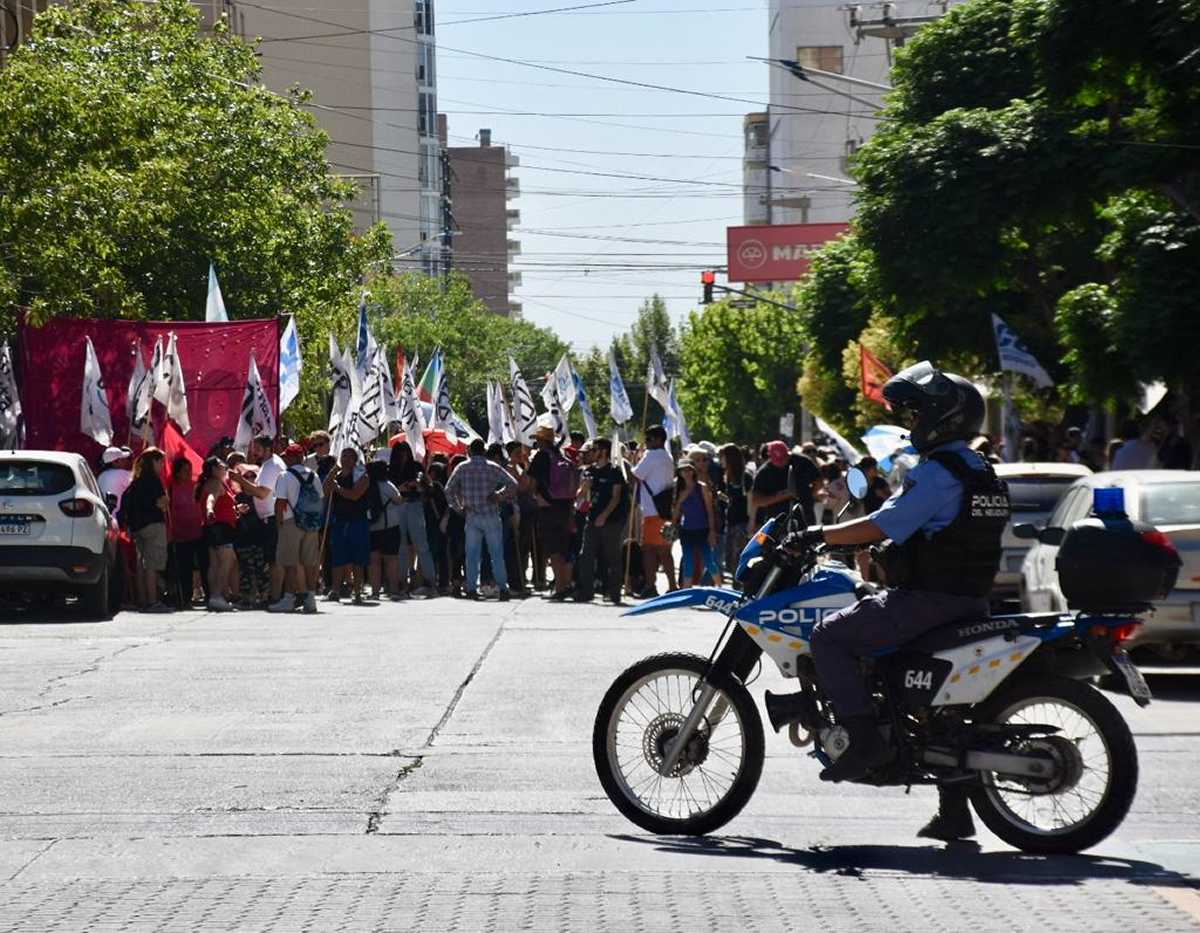 El Frente Sindical se concentró frente al TSJ para pedir la protección de la Constitución ante el decreto de Milei. (Matías Subat)