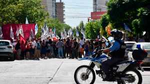 Video | Estatales contra el DNU de Milei en Neuquén: se levantó el corte en el centro