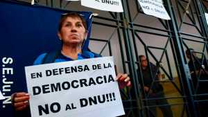 Estatales de Neuquén refuerzan su rechazo al DNU Milei: ahora presentan un amparo