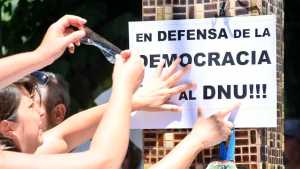 Un juez federal de Neuquén admitió un amparo contra el DNU de Milei y lo envió a Buenos Aires