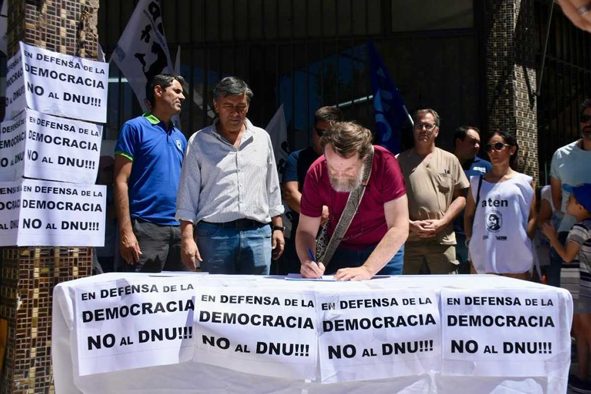 El Frente Gremial de Neuquén presentó un amparo colectivo contra el DNU de Javier Milei (foto Matías Subat)