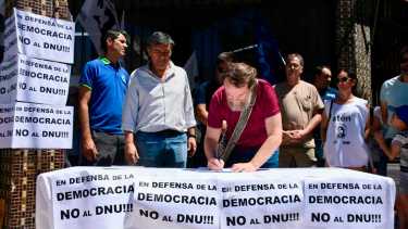 El Frente Gremial de Neuquén presentó un amparo colectivo contra el DNU de Javier Milei (foto Matías Subat)